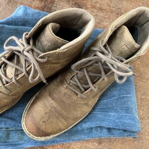 Red Wing Works Shoes 
Tan Leather Chukka Steel Toe Boots w box